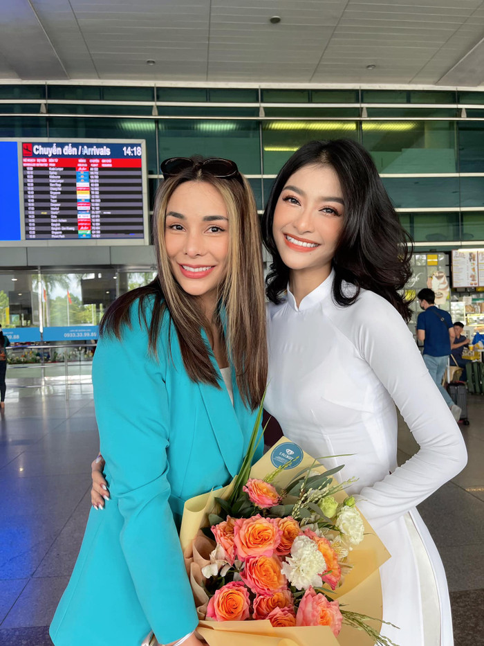 Miss Grand Thailand 2019 thần thái 'ngút ngàn' đọ sắc cùng Á hậu Kiều Loan tại sân bay Ảnh 1