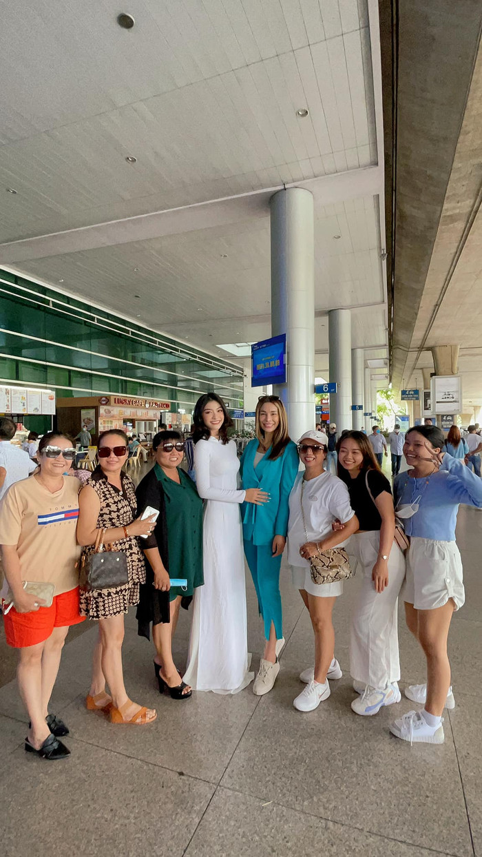 Miss Grand Thailand 2019 thần thái 'ngút ngàn' đọ sắc cùng Á hậu Kiều Loan tại sân bay Ảnh 2