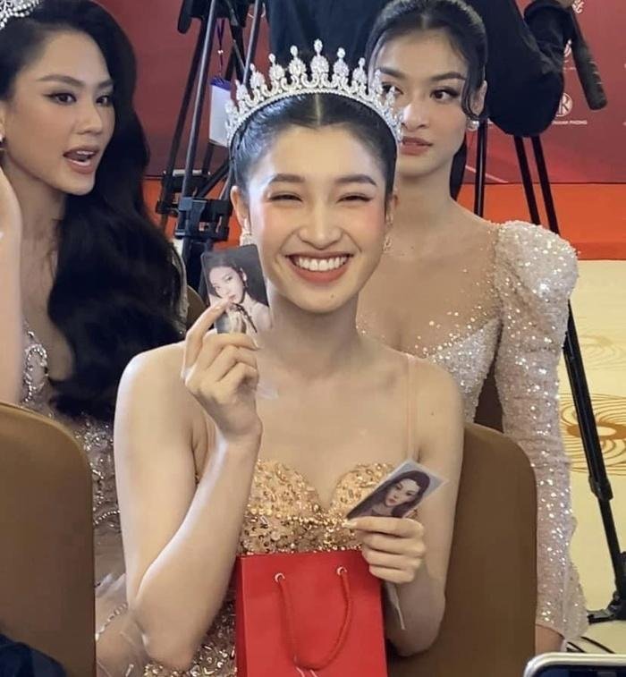 Đang 'bắn ảnh' cùng top 3 Miss World Việt Nam, Á hậu Phương Nhi không quên bắt nhạc BlackPink cực lầy! Ảnh 2