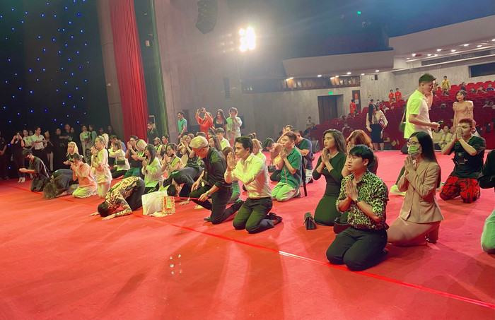 Chiều ngày 06/9 tại Cung văn hóa hữu nghị Việt Xô nhiều nghệ sĩ ở khắp mọi miền đất nước trở về đây dâng hương lễ Tổ.