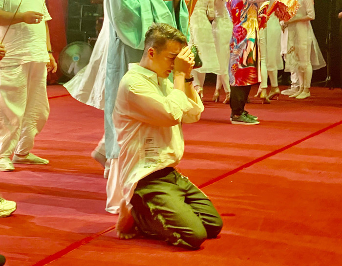 Đàm Vĩnh Hưng thành kính dâng hương trong ngày giỗ Tổ nghề. 