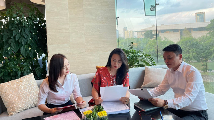 Doanh nhân Đào Lan Hương (giữa) trong buổi làm việc với luật sư trước đó