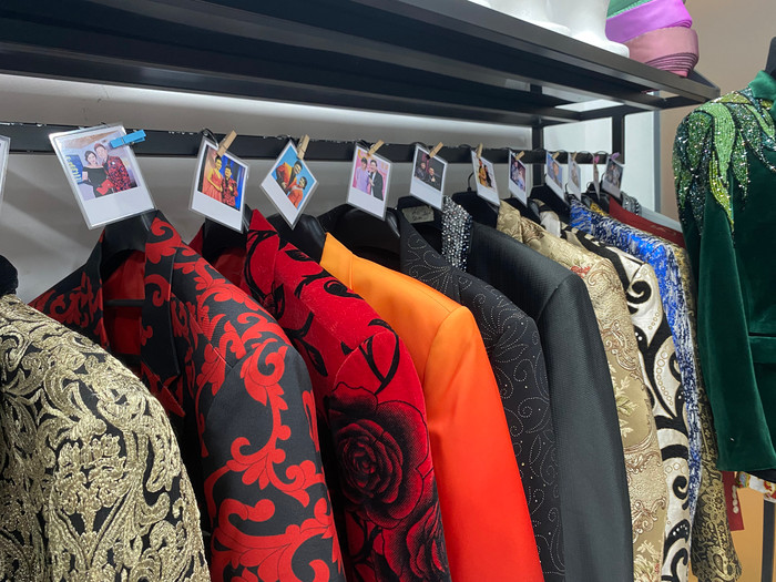 Những hình ảnh cố nghệ sĩ Chí Tài được đính kèm trên mỗi bộ trang phục.