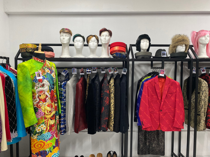 Từng món đồ được nghệ sĩ Lộ Lộ đặt một cách trang trọng.