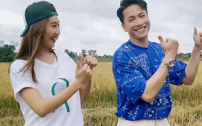 Cùng ST Sơn Thạch nhảy nhót giữa ruộng lúa, Thúy Ngân có biểu cảm gây chú ý khi quên bài! Ảnh 2