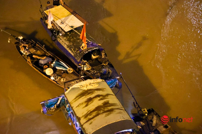 Gần nửa đêm, mực nước sông Hồng dâng cao nên công tác tìm kiếm gặp nhiều khó khăn. (Ảnh: Infonet)