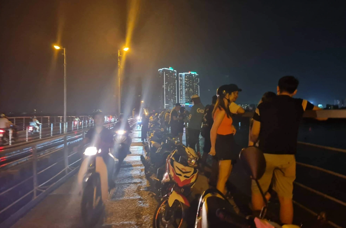 Đông đảo người dân tập trung theo dõi sự việc 