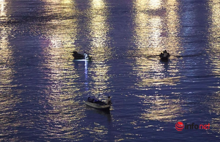 Lực lượng chức năng đã huy động hàng chục người, xuyên đêm tham gia tìm kiếm nạn nhân. (Ảnh: Infonet)