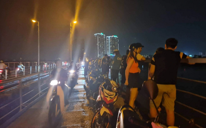 Bỏ lại xe máy, đôi nam nữ nhảy cầu Long Biên sau tiếng hét lớn Ảnh 2