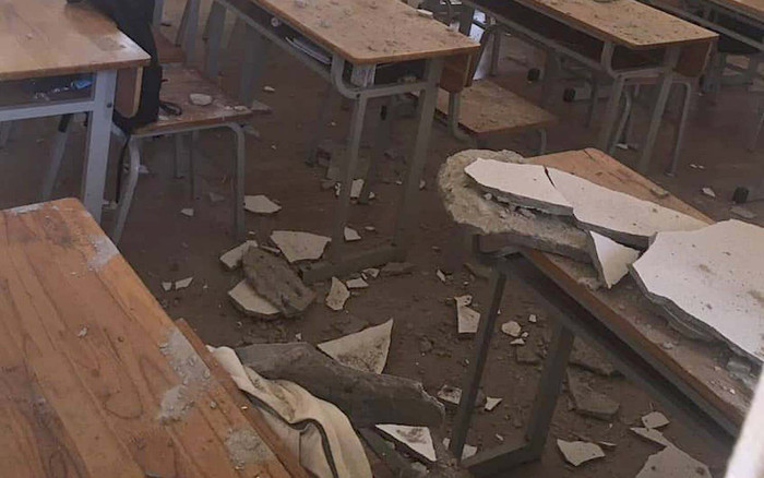 Rơi vữa trần phòng học, 2 học sinh bị thương Ảnh 2