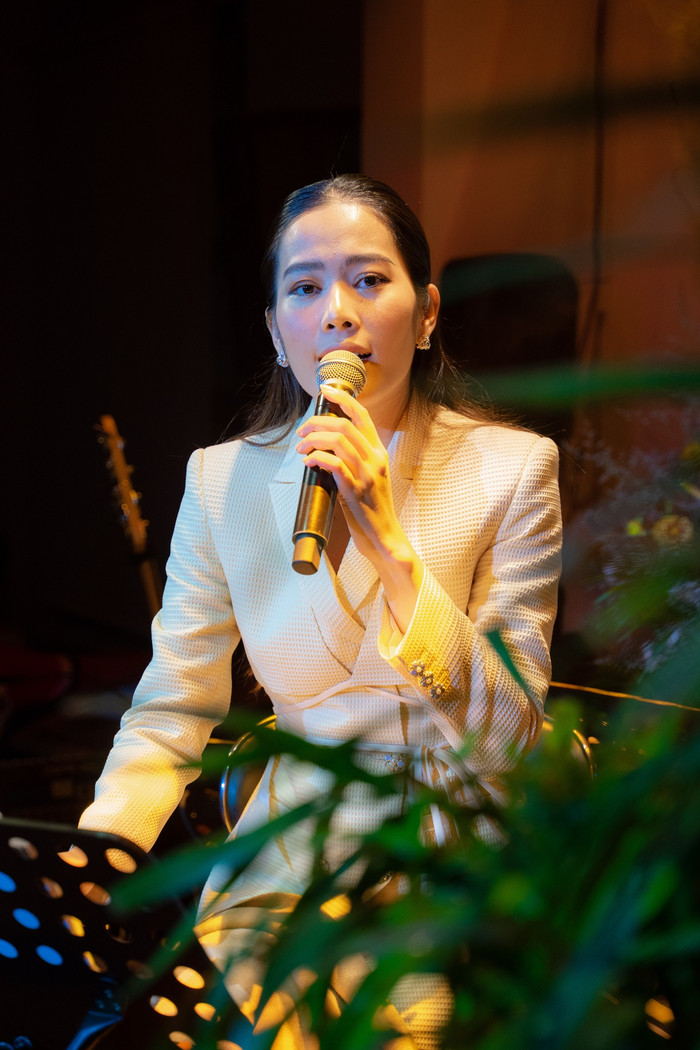 Nam Em ghi điểm khi chụp ảnh cùng khán giả khuyết tật, chào hỏi fan đầy gần gũi trước khi ra về! Ảnh 1