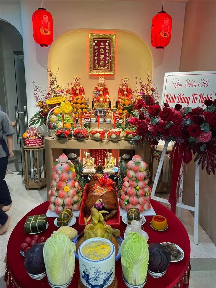 Nữ ca sĩ chuẩn bị lễ vật dâng lễ cực chu đáo là một giỏ trái cây lớn kèm tên công ty cùng dòng chữ: 'Con Hiền Hồ kính dâng Tổ nghề'. 