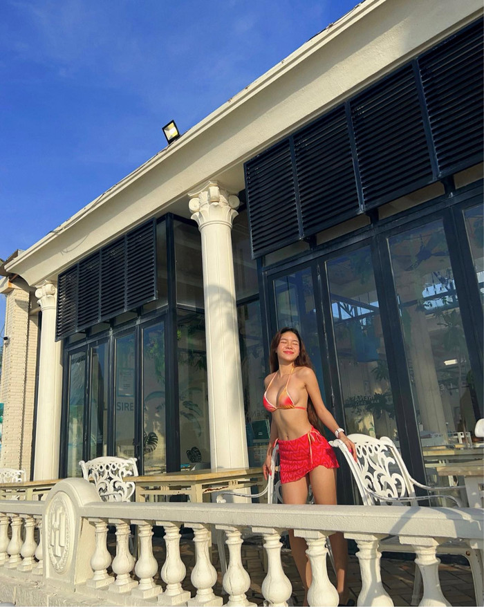 Sở hữu vẻ quyến rũ và ba vòng nóng bỏng, Yến Xuân tự tin mặc bikini.