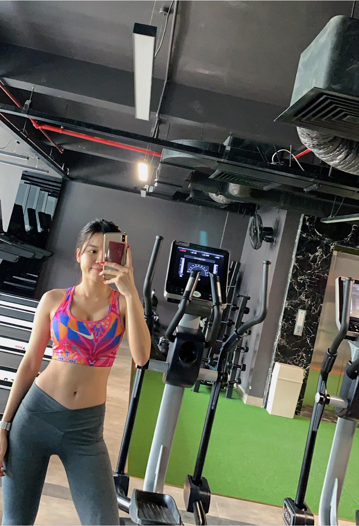 Sự nỗ lực trong phòng Gym giúp cho Yến Xuân có vóc dáng thon gọn. 