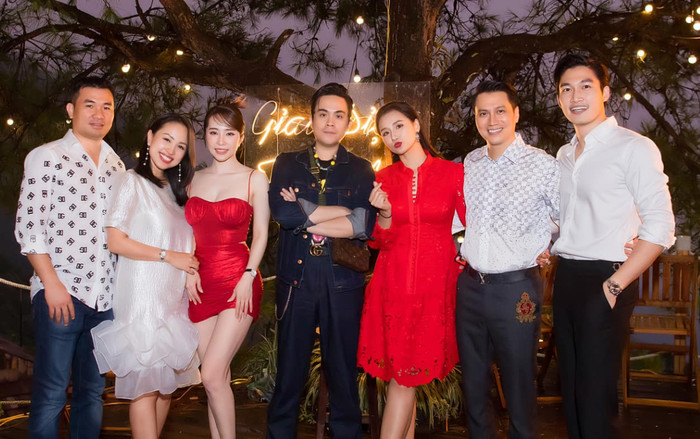 Quỳnh Nga diện váy đỏ nổi bần bật, hạnh phúc đón tuổi mới cùng Việt Anh và hội bạn thân Ảnh 2
