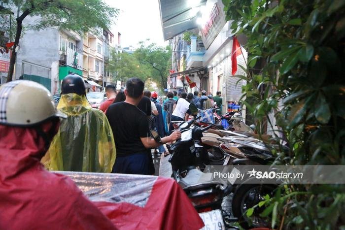 Người Hà Nội đội mưa xếp hàng dài mua bánh trung thu: 'Năm nào tôi cũng xếp hàng mua làm quà' Ảnh 4