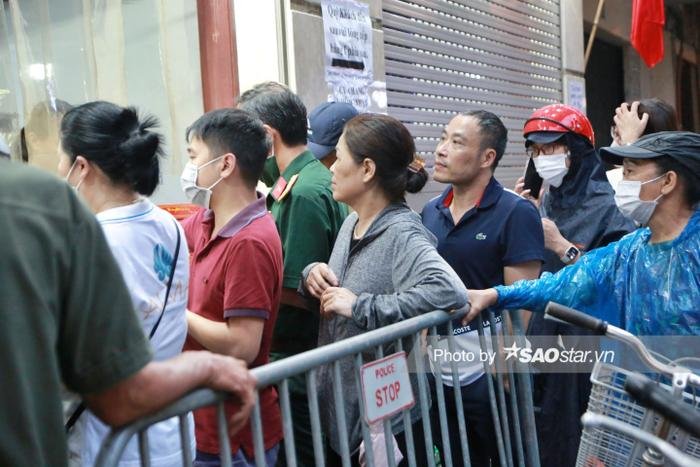 Người Hà Nội đội mưa xếp hàng dài mua bánh trung thu: 'Năm nào tôi cũng xếp hàng mua làm quà' Ảnh 7