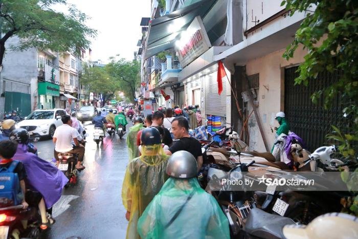 Người Hà Nội đội mưa xếp hàng dài mua bánh trung thu: 'Năm nào tôi cũng xếp hàng mua làm quà' Ảnh 3