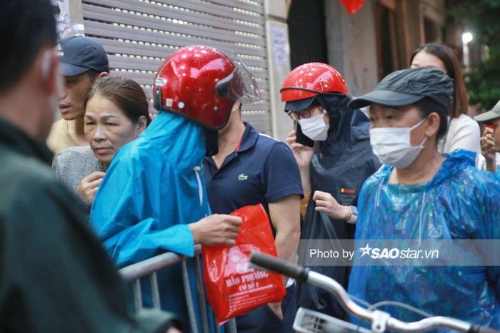 Người Hà Nội đội mưa xếp hàng dài mua bánh trung thu: 'Năm nào tôi cũng xếp hàng mua làm quà' Ảnh 6