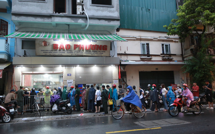 Người Hà Nội đội mưa xếp hàng dài mua bánh trung thu: 'Năm nào tôi cũng xếp hàng mua làm quà' Ảnh 2