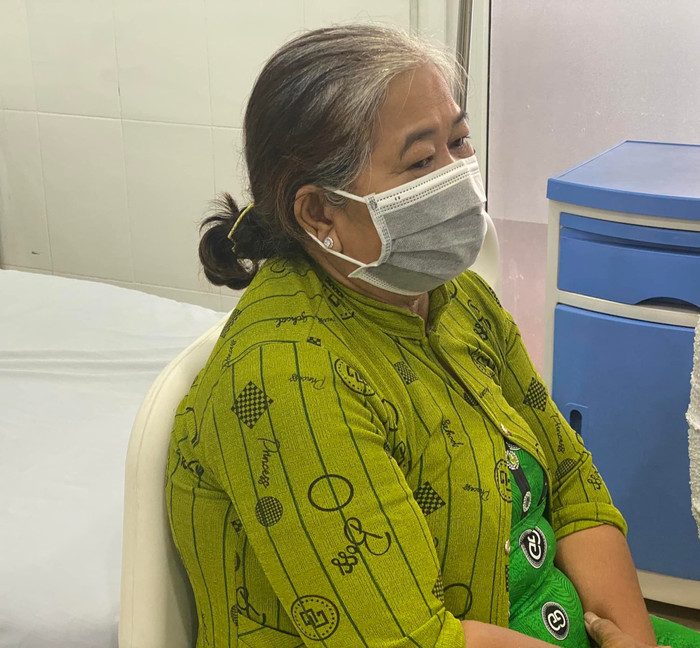 Ngay sau khi nhận tin cháu trai phải cấp cứu trong bệnh viện, bà ngoại đã tức tốc từ Đồng Tháp lên Bình Dương để chăm sóc.