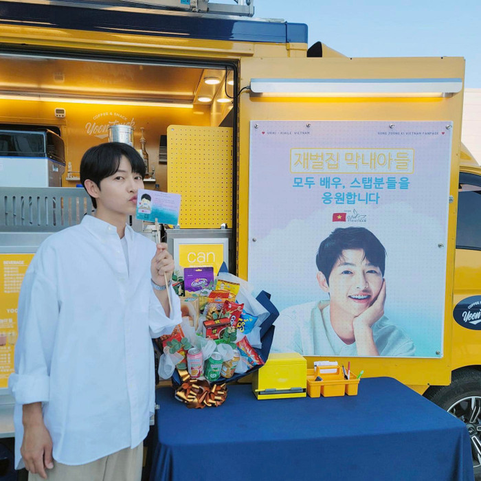 Song Joong Ki chụp ảnh cùng xe cà phê của fan Việt.