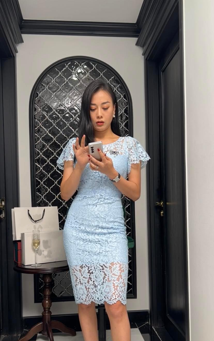 Phương Oanh lựa chọn váy bó ôm sát phô trọn thân hình quyến rũ, đồng thời người đẹp khá thoải mái trong việc tương tác với người hâm mộ