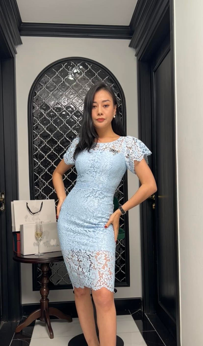 Khi nhận về một số bình luận trái chiều, nữ diễn viên 'bơ đẹp' và tiếp tục trò chuyện với khán giả theo dõi phát sóng trực tiếp