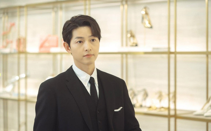 Song Joong Ki xứng danh nam thần 'hàng thật giá thật' từ trong phim đến ngoài đời Ảnh 2