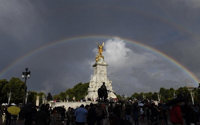Kỳ ảo cầu vồng đôi xuất trên bầu trời Điện Buckingham khi Nữ hoàng băng hà Ảnh 2