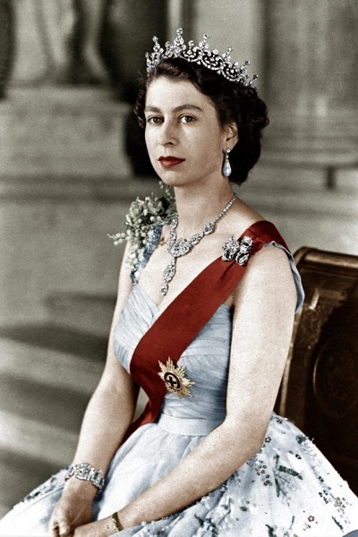 Nữ hoàng Anh Elizabeth II: Biểu tượng thời trang bất diệt trong gần một thế kỷ Ảnh 1
