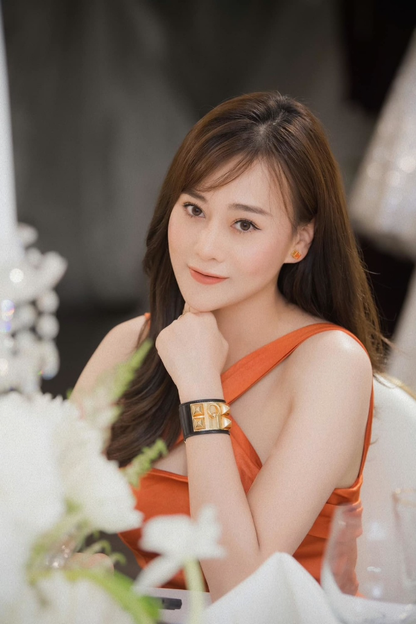 Phương Oanh chia sẻ, mối quan hệ giữa cô và Shark Bình là mối quan hệ đàng hoàng, được hai bên gia đình ủng hộ.