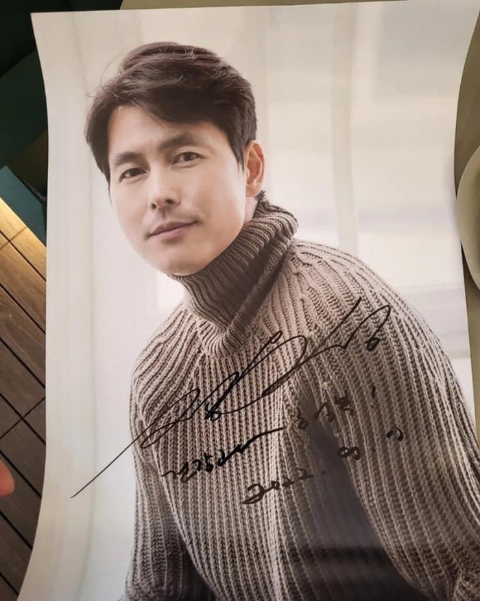 Jung Woo Sung để lại chữ ký vào ngày gặp gỡ Song Joong Ki tại buổi đọc kịch bản phim Hwaran.
