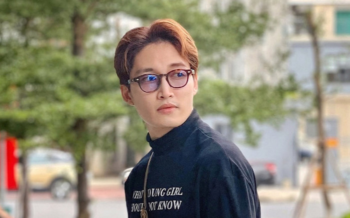 Lộ ảnh Đình Tú tình tứ nắm tay một nàng Hậu Vbiz đình đám, nam diễn viên đã có 'tình mới'? Ảnh 2