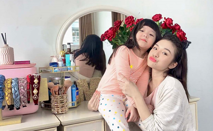 Yeye Nhật Hạ và con gái cưng Bí Ngô.