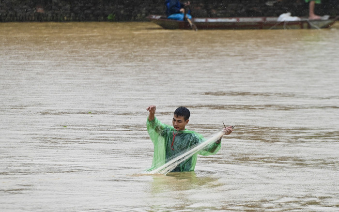 Người dân ngoại thành Hà Nội chèo thuyền trên đường làng, đổ xô đi bắt cá sau mưa lớn Ảnh 2