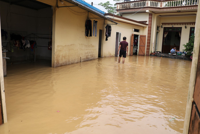 Sáng 9/9, nhiều hộ dân thị trấn Xuân Mai ven sông Bùi bị ngập sâu. Ảnh: Báo Tin tức