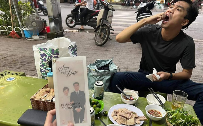 Cười ngất với hình ảnh PewPew đi ăn tiết canh vỉa hè, lượn 'khắp Hà Nội' phát thiệp cưới Ảnh 2