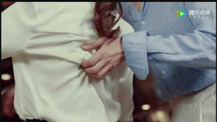 Chi tiết kéo áo đầy khiên cưỡng và vô duyên. Nhiều người tỏ ra khó hiểu khi phim có nội dung coi thường phụ nữ tới vậy vẫn được thông qua kiểm duyệt. 