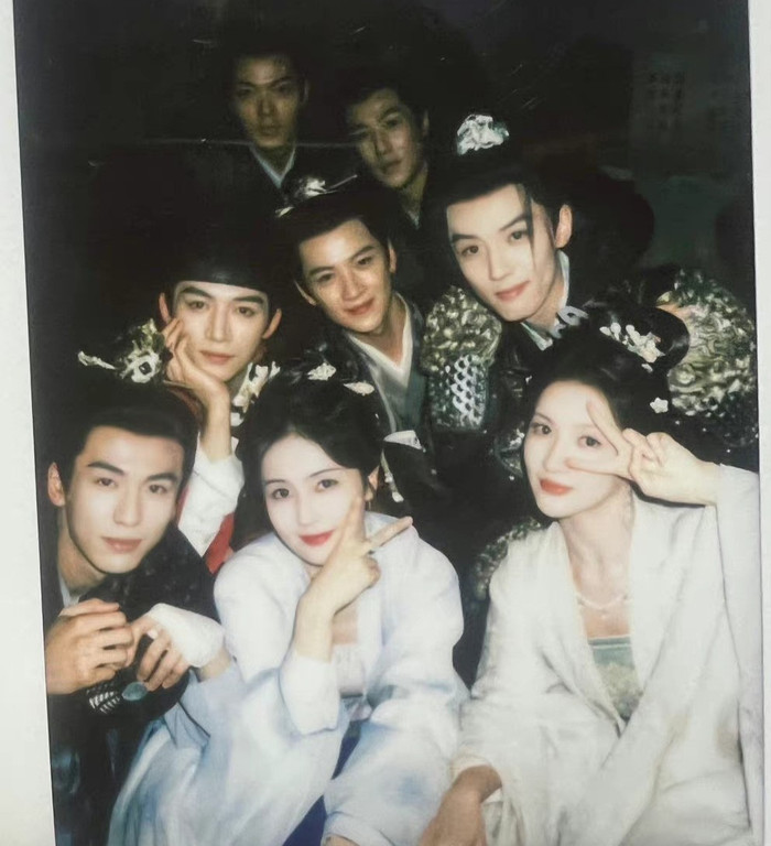 Khi đứng cạnh nhau, trông Lưu Tá Ninh vẫn có phần hút mắt người đối diện hơn hẳn. 