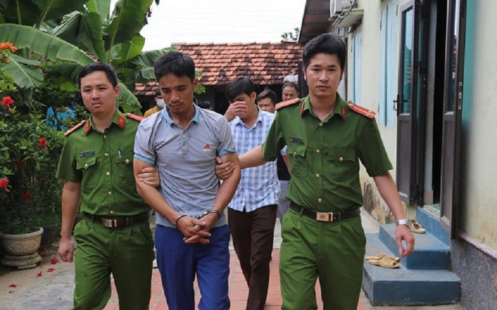 Thi thể thiếu nữ 17 tuổi nằm ở ven đường, được che đậy bằng bạt dứa Ảnh 2