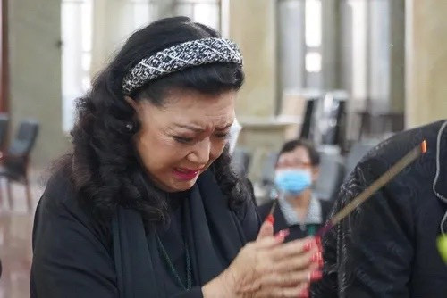 Tang lễ của nghệ sĩ Thẩm Thúy Hằng có sự tham gia tổ chức của NSND Kim Cương. 