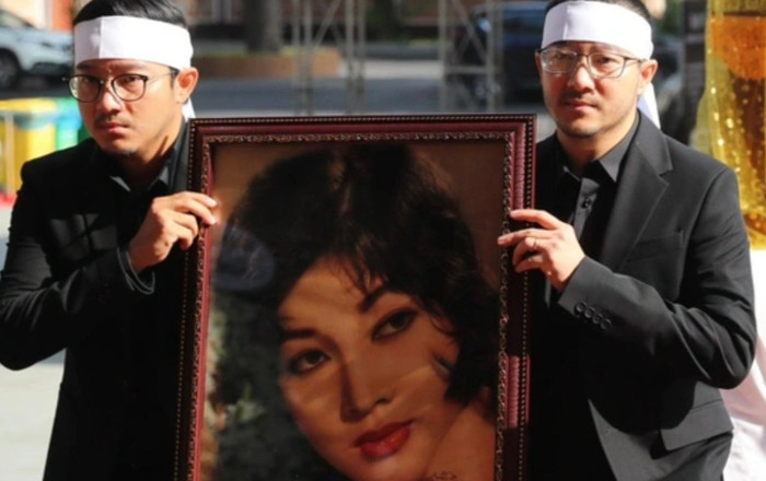 Đám tang nghệ sĩ Thẩm Thúy Hằng: Người thân bật khóc suy sụp, NSND Kim Cương nghẹn ngào bên di ảnh Ảnh 2