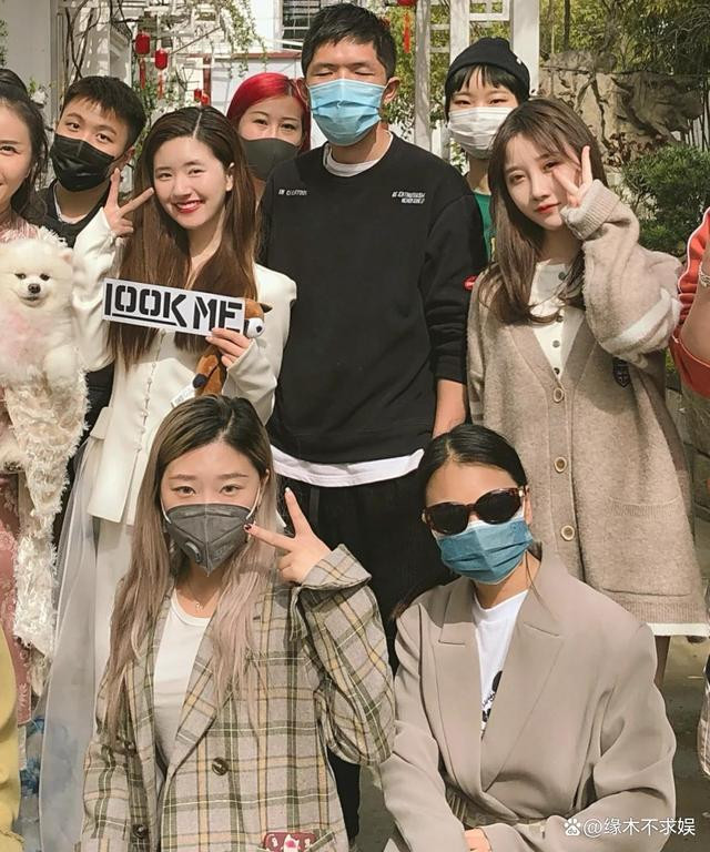 Bạn fan nữ có phần nổi bật hơn cả Triệu Lộ Tư dù không đứng ở trung tâm bức ảnh. 