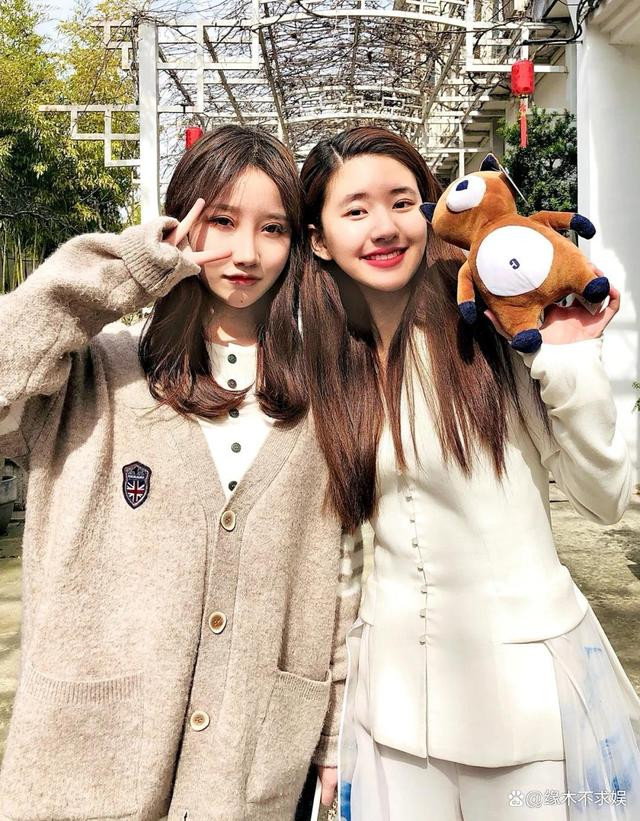 Gương mặt sưng phù vì lên cân và kiểu tóc rẽ ngôi đã 'dìm' không thương tiếc nhan sắc của Triệu Lộ Tư. 