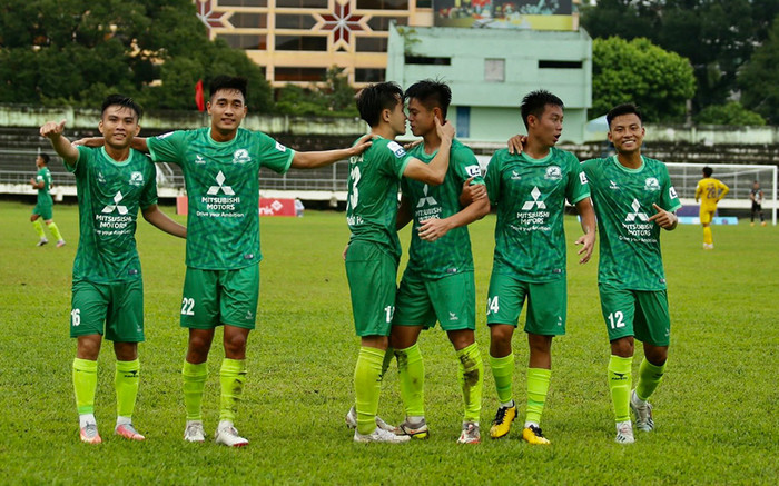 Đừng để bóng đá là 'nghề nguy hiểm' cho cầu thủ Việt Nam! Ảnh 2