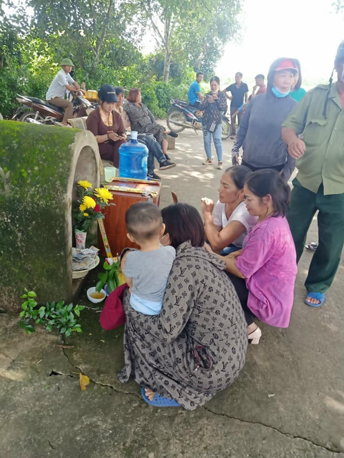 Sự việc thu hút sự hiếu kỳ của nhiều người quanh khu vực.