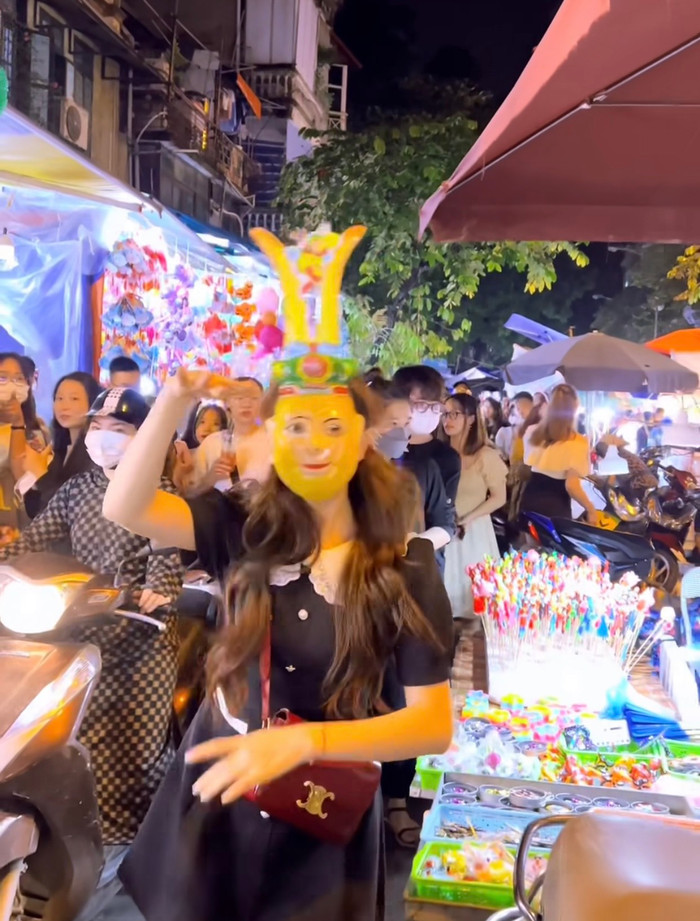 Màn tấu hài của Hòa Minzy đã nhanh chóng thu hút sự chú ý của những người xung quanh.