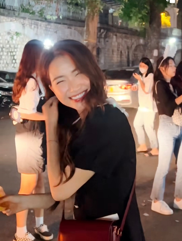 Nữ ca sĩ không ngại pha trò giữa phố đông người đeo mặt nạ Tôn Ngộ Không.