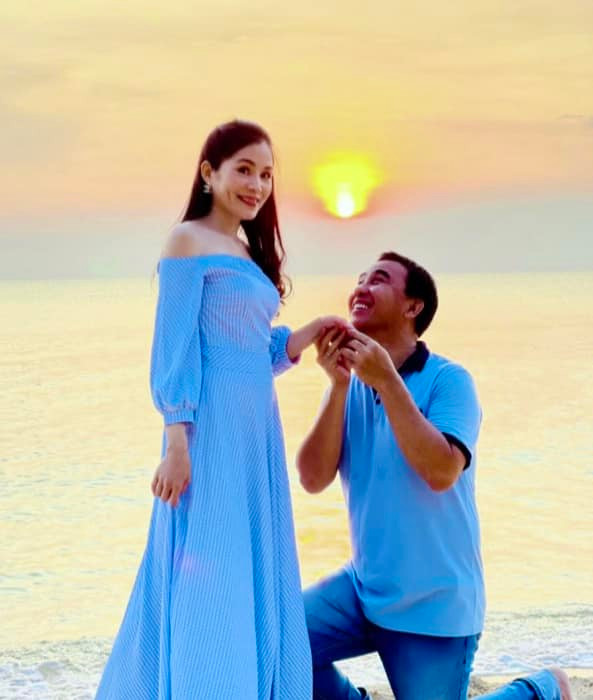 MC Quyền Linh đã quỳ gối và gửi lời cảm ơn ngọt ngào đến bà xã Dạ Thảo nhân kỷ niệm 17 năm ngày cưới.